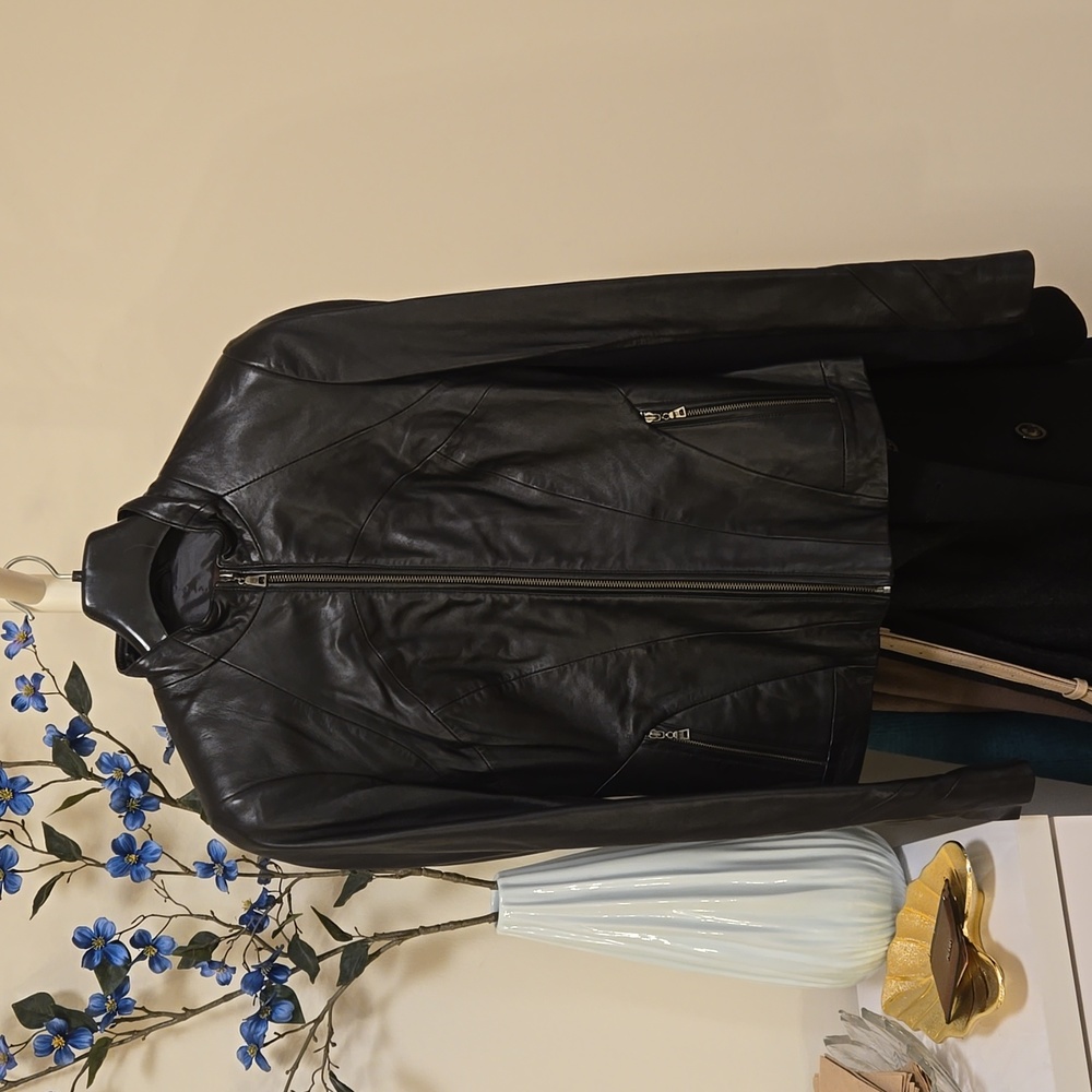 Moving Sale: NWT $549 100% gorgeously soft leather jacket, 90s vintage inspired